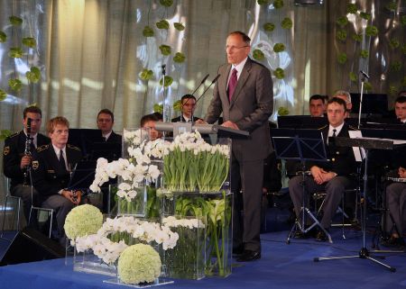 slika nagovora predsednika uprave Aerodroma na slovesnosti, Brnik, 2008
