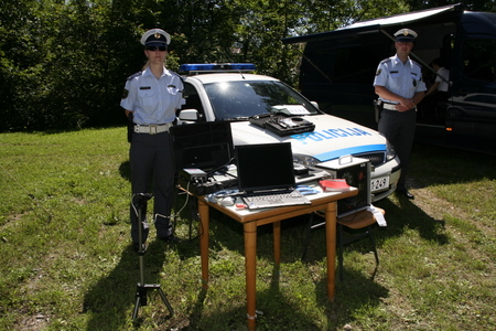 slika s slovesnosti ob dnevu policije v Gotenici, 2008, predstavitev policijske opreme