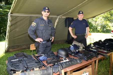 slika s slovesnosti ob dnevu policije v Gotenici, 2008, predstavitev policijske opreme