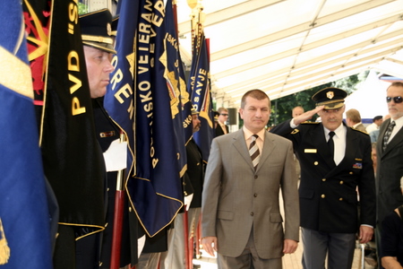 slika ministra za notranje zadeve na slovesnosti ob dnevu policije v Gotenici, 2008