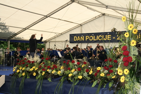 slika z nastopa Policijskega orkestra na slovesnosti ob dnevu policije v Gotenici, 2008