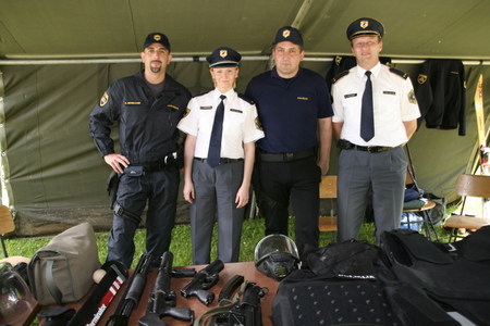 slika s slovesnosti ob dnevu policije v Gotenici, 2008, predstavitev policijske opreme