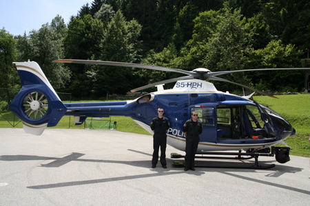 slika s slovesnosti ob dnevu policije v Gotenici, 2008, predstavitev policijskega helikopterja