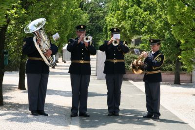 slika z nastopa kvarteta Policijskega orkestra na žalne slovesnosti ob dnevu policije na Žalah, 2008