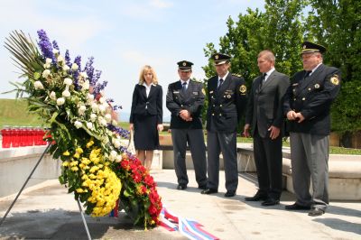 slika z žalne slovesnosti ob dnevu policije na ljubljanskih Žalah, 2008