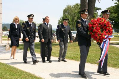 slika z žalne slovesnosti ob dnevu policije na ljubljanskih Žalah, 2008