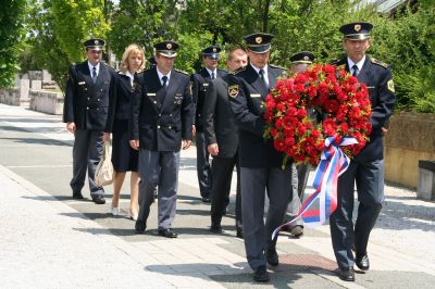 slika z žalne slovesnosti ob dnevu policije na ljubljanskih Žalah, 2008