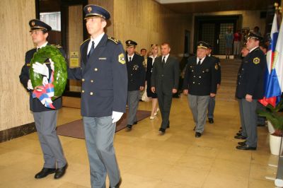 slika z žalne slovesnosti ob dnevu policije v avli Ministrstva za notranje zadeve, 2008