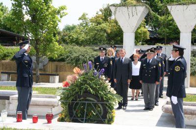 slika z žalne slovesnosti ob dnevu policije na ljubljanskih Žalah, 2008
