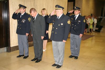 slika vodstva ministrstva in policije na žalni slovesnosti v avli Ministrstva za notranje zadeve, 2008