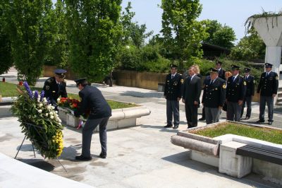 slika z žalne slovesnosti ob dnevu policije na ljubljanskih Žalah, 2008