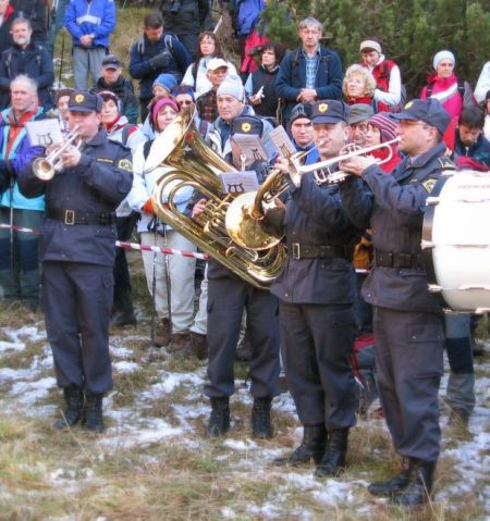 slika nastopa kvinteta trobil Policijskega orkestra na slovesnosti, Krnsko jezero, 2008