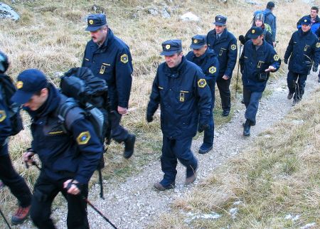 slika udeležencev med pohodom v spomin na padle v prvi svetovni vojni, Krnsko jezero, 2008