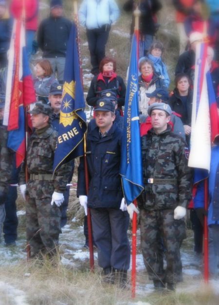 slika praporščakov na slovesnosti v spomin na padle v prvi svetovni vojni, Krnsko jezero, 2008