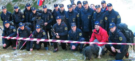 slika udeležencev slovesnosti v spomin na padle v prvi svetovni vojni, Krnsko jezero, 2008