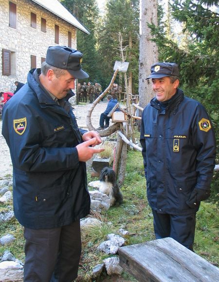 slika udeležencev slovesnosti v spomin na padle v prvi svetovni vojni, Krnsko jezero, 2008