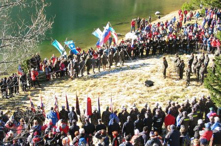 slika udeležencev slovesnosti v spomin na padle v prvi svetovni vojni, Krnsko jezero, 2008