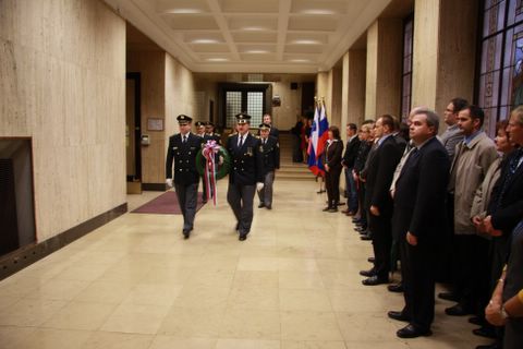 slika udeležencev žalne slovesnosti v spomin padlim v avli Ministrstva za notranje zadeve,2008