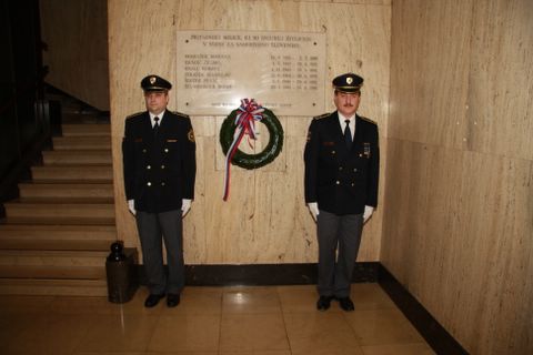slika z žalne slovesnosti v avli Ministrstva za notranje zadeve,2008
