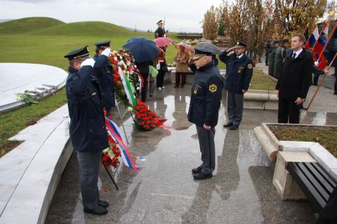 slika z žalne slovesnosti na ljubljanskih Žalah. 2008