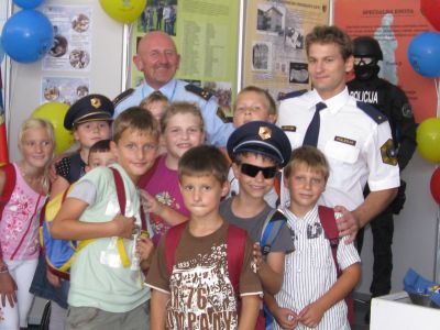 slika vrhunskega športnika z otroci na razstavnem prostoru policije, 2008