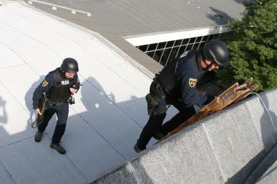 slika s predstavitve helikopterskega reševanja policijske gorske enote, 2008