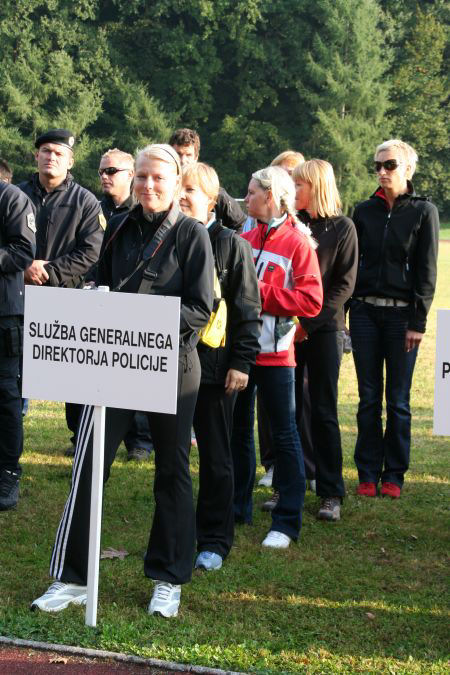 slika ene od ekip na slovesnosti ob odprtju sedmih policijskih iger, Tacen, 2008