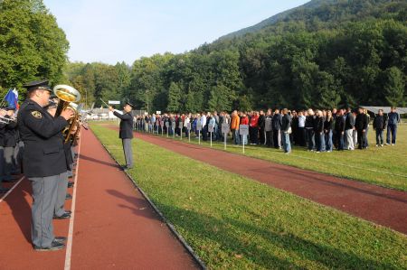 slika z nastopa Policijskega orkestra in ekip ob odprtju sedmih policijskih iger, Tacen, 2008