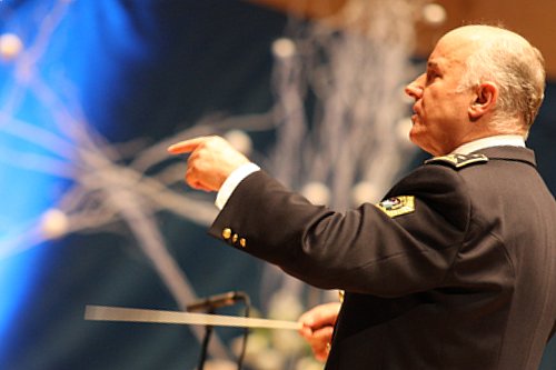 slika dirigenta Policijskega orkestra na božično-novoletnem koncertu, Cankarjev dom, 2009