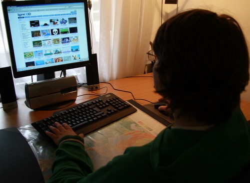 slika mladostnika pred monitorjem računalnika