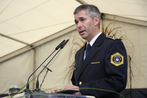 slika generalnega direktorja policije med govorom na slovesnosti, Tacen, 2009