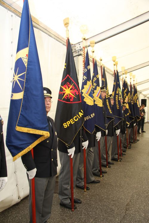slika praporščakov na slovesnosti ob dnevu policije, Tacen, 2009
