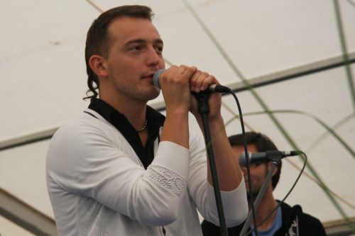 slika z nastopa raperja na slovesnosti ob dnevu policije, Tacen, 2009
