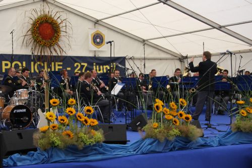 slika z nastopa Policijskega orkestra na slovesnosti ob dnevu policije, Tacen, 2009