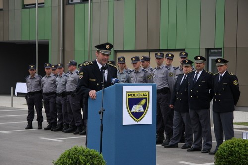 slika direktorja Policijske uprave Ljubljana med govorom na slovesnosti, Gmajnice, 2009