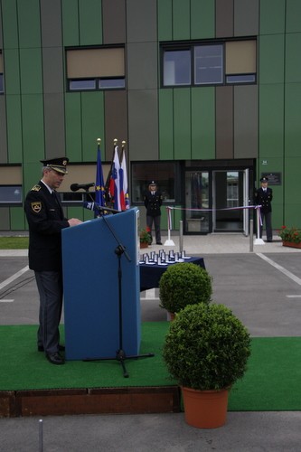 slika v.d. generalnega direktorja policije med govorom na slovesnosti, Gmajnice, 2009