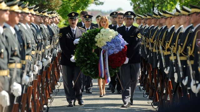 slika polaganja venca k spomeniku padlim v osamosvojitveni vojni, Žale, 2011