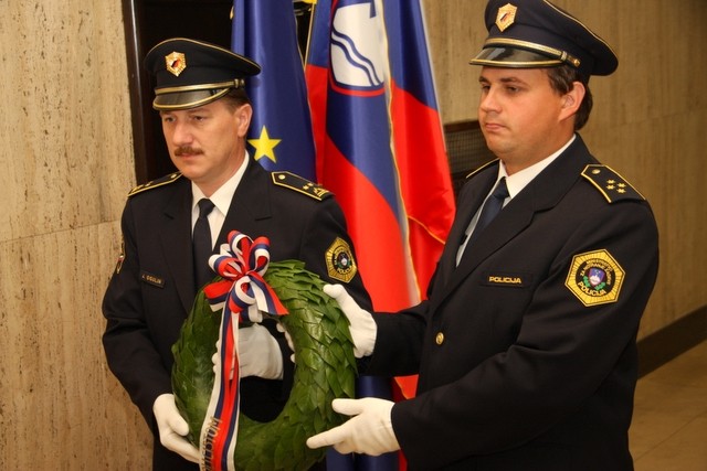 slika polaganja venca ob spominsko obeležje v spomin padlim v osamosvojitveni vojni, 2011