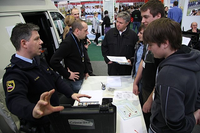slika z razstavnega prostora policije na Informativi, 2012
