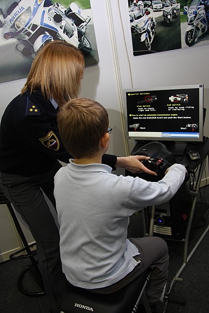 slika z razstavnega prostora policije na Informativi - simulacija vožnje, 2012