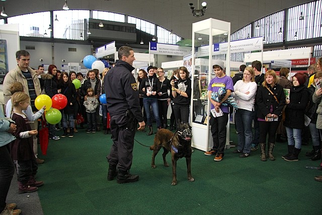 slika z razstavnega prostora policije na Informativi - vodnik s službenim psom, 2012