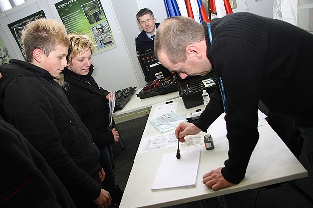 slika z razstavnega prostora policije na Informativi - forenzične dejavnosti, 2012