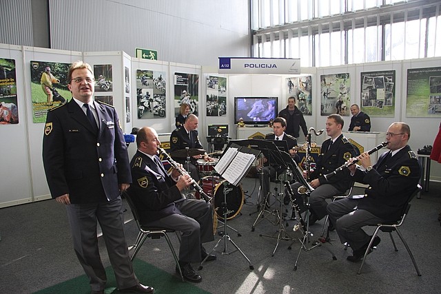 slika z razstavnega prostora policije na Informativi - nastop Policijskega orkestra, 2012