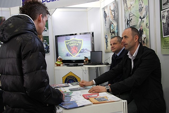 slika z razstavnega prostora policije na Informativi, 2012