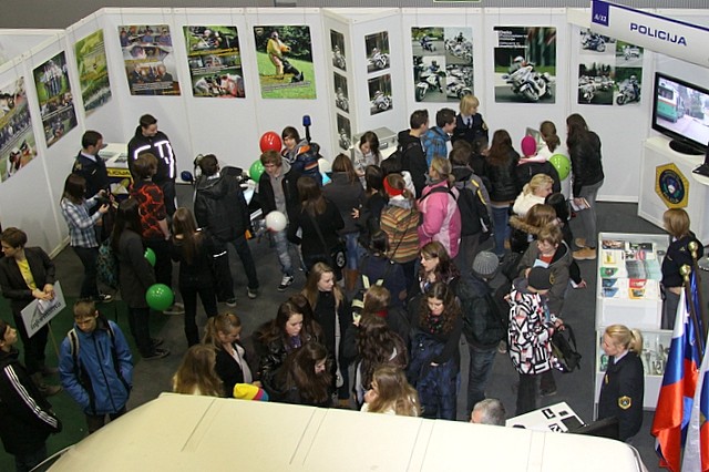 slika z razstavnega prostora policije na Informativi, 2012