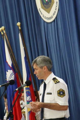 slika generalnega direktorja policije med govorom na slovesnosti ob dnevu policije, Tacen, 2012