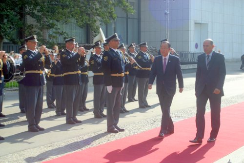 slika protokolarnega nastopa Policijskega orkestra ob sprejemu tujega državnika, 2012