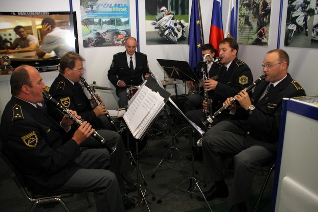 slika z nastopa kvinteta Policijskega orkestra na razstavnem prostoru policije, 2012