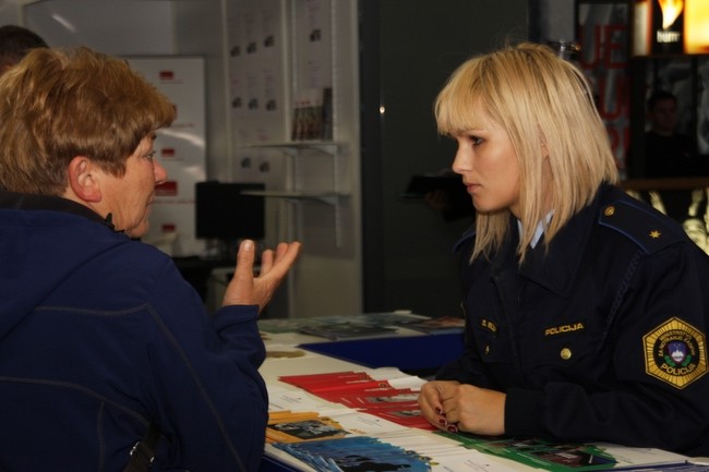 slika z rastavnega prostora policije na Študentski areni - predstavitev policijskega dela, 2012