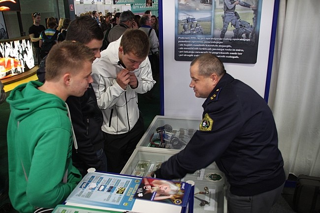 slika z rastavnega prostora policije na Študentski areni - predstavitev policijskega dela, 2012